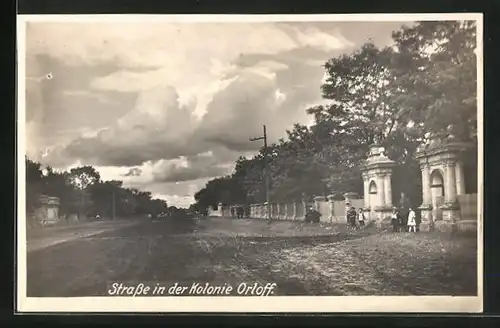 AK Orloff, Strasse mit Park / Friedhofseingang