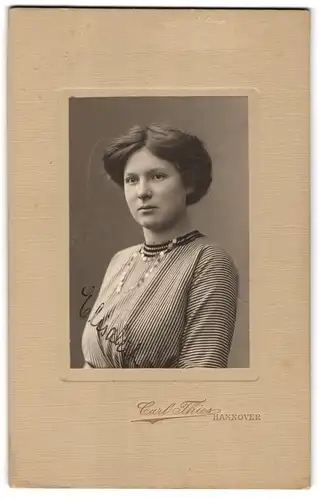Fotografie Carl Thies, Hannover, Hübsche Frau mit hochgestecktem Haar