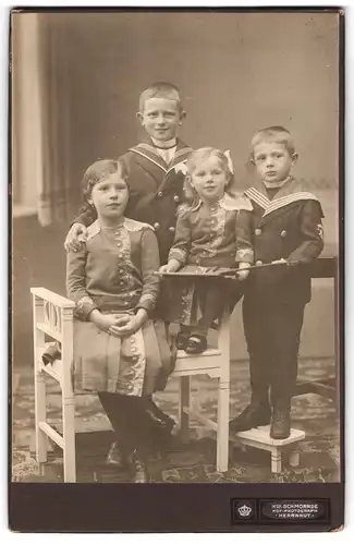 Fotografie Schmorrde, Herrnhut, Zwei Brüder im Matrosenanzug neben ihren zwei Schwestern
