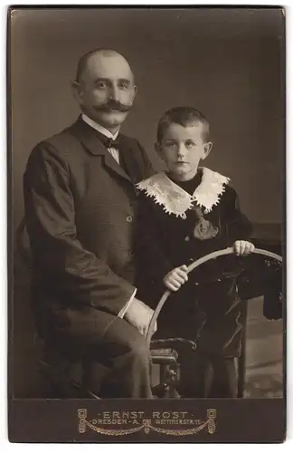 Fotografie Ernst Rost, Dresden, Wettinerstrasse 15, Vater mit Schnurrbart hat Knaben auf dem Schoss