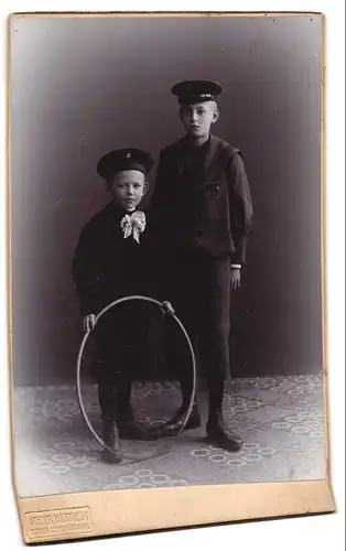 Fotografie Wertheim, Berlin, Leipzigerstrasse, 2 Knaben in Uniform mit Reifen