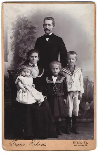 Fotografie Franz Erkens, Berlin, Schlossstrasse 85, Ehepaar mit ihren 3 Kindern, Mann mit Schnauzer