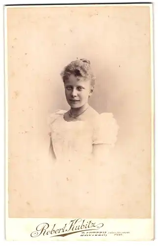 Fotografie Robert Kubitz, Bautzen, Schöne Frau im weissen Kleid mit Kette