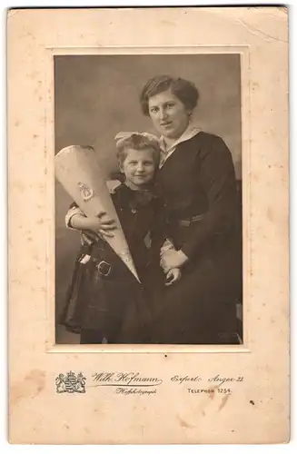 Fotografie Wilh. Hofmann, Erfurt, Mutter bei der Einschulung ihrer Tochter