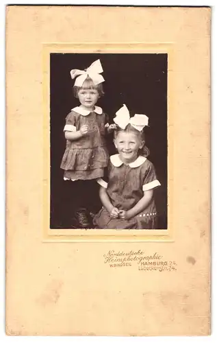 Fotografie W. Bindseil, Hamburg, Lübeckerstrasse 74, 2 Schwestern mit weisser Schleife im Haar