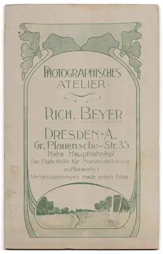 Fotografie Rich Beyer, Dresden, Gr. Plauensche-Strasse 35, Frau im Biedermeierkleid neben einer Blumenvase