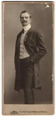Fotografie Karl Lützel, München, Augustenstrasse 16, Mann mit Oberlippenbart und Mantel