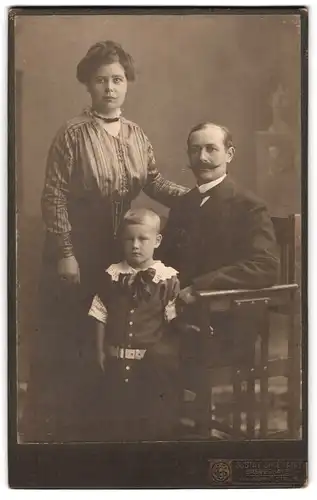 Fotografie Gustav Uhlemann, Bremerhaven, Marktstrasse 16, Ehepaar mit ihrem jungen Sohn, Mann mit Schnauzer