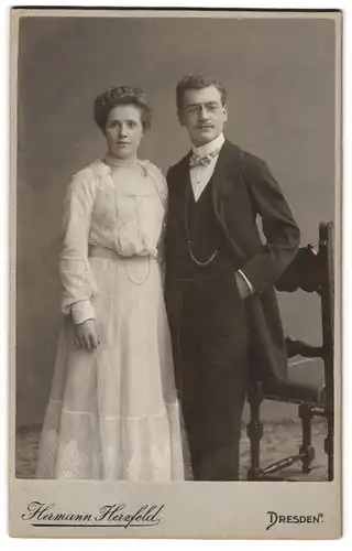 Fotografie Hermann Herzfeld, Dresden, Mann mit Zwicker neben seiner Ehefrau
