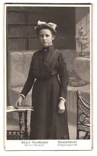 Fotografie Adolf Andersen, Sonderburg, Gr. Rathausstrasse 23, Junge Dame steht im Bücher Zimmer