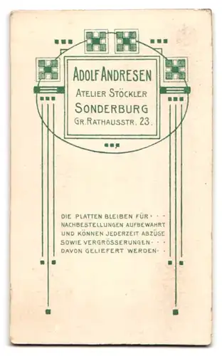 Fotografie Adolf Andersen, Sonderburg, Gr. Rathausstrasse 23, Junge Dame steht im Bücher Zimmer
