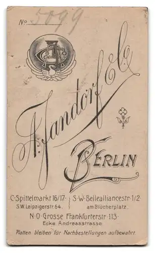 Fotografie A. Jandorf, Berlin, S. W. Bellealliancestrasse 1 /2, Dame mit Mantel, Schal und Hut