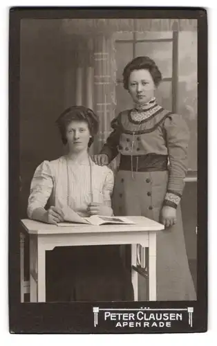 Fotografie Peter Clausen, Apenrade, Zwei Frauen in schlichter ordentlicher Kleidung