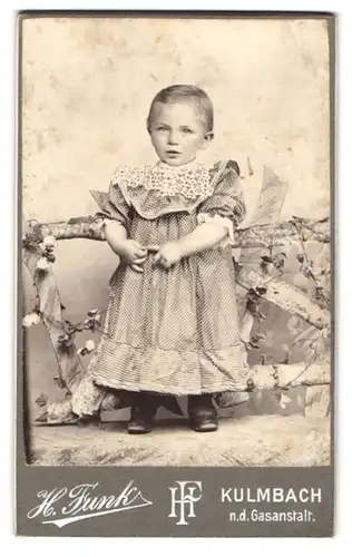 Fotografie H. Funk, Kulmbach, Kleinkind mit schönen Augen in gepunktetem Kleid