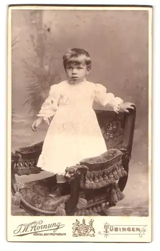 Fotografie J. W. Hornung, Tübingen, Uhlandstrasse 11, Kleinkind im Kleid mit grossen Augen
