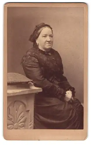 Fotografie Georg Hoelscher, Alsfeld, Frau mit Kopftuch und hochgeschlossenem Kleid
