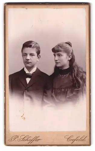 Fotografie P. Schiffer, Crefeld, Bruder und Schwester mit zurechtgemachtem Haar 1895