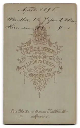 Fotografie P. Schiffer, Crefeld, Bruder und Schwester mit zurechtgemachtem Haar 1895