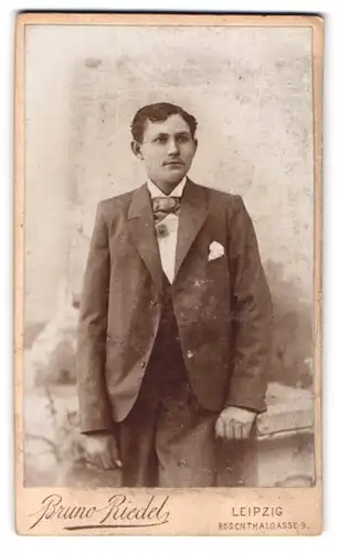 Fotografie Bruno Riedel, Leipzig, Rosenthalgasse 9, Portrait eines Jungen Herrn im Anzug