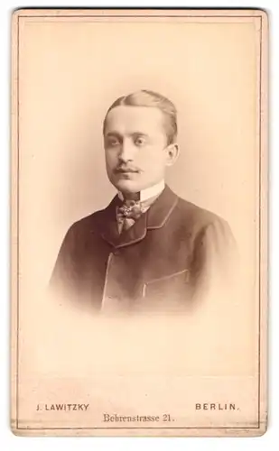 Fotografie J. Lawitzky, Berlin, Behrenstrasse 21, Mann mit Oberlippenbart und in ordentlicher Kleidung 1884