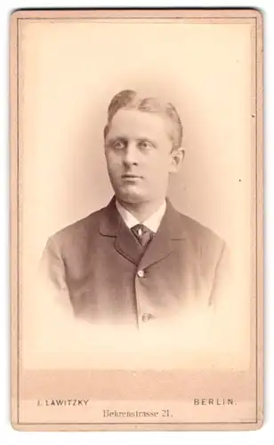 Fotografie J. Lawitzky, Berlin, Behrenstrasse 21, Junger Herr im Anzug 1883
