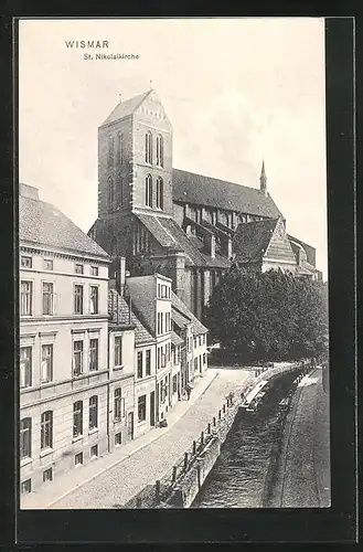 AK Wismar, Strassenpartie am Kanal mit Blick zur St. Nikolaikirche