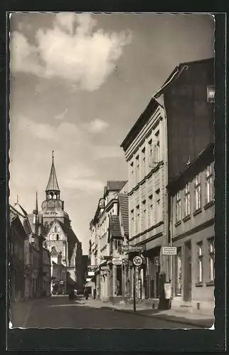 AK Güstrow, Mühlenstrasse mit Blick zum Kirchturm