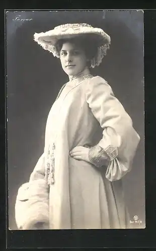 AK Opernsängerin Geraldine Farrar in hellem Kleid mit Hut