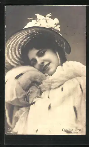 AK Opernsängerin Geraldine Farrar lächelnd mit Hut