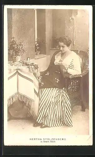 AK Opernsängerin Hertha Stolzenberg in ihrem Heim