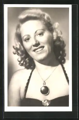 AK Opernsängerin Editha Stolzenberg lächelnd