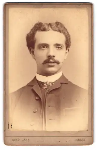 Fotografie Hugo Danz, Berlin-C., Jerusalemer-Str. 28 Ecke der Kronen-Str., Modisch gekleideter Herr mit Zwirbelbart