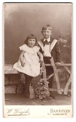 Fotografie W. Degèle, Hannover, Luisen-Str. 8, Kinderpaar in modischer Kleidung