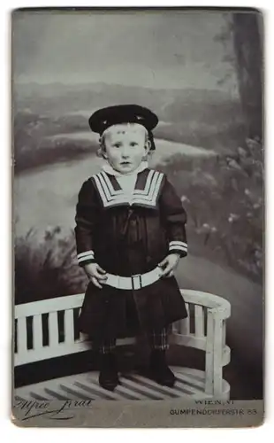 Fotografie Alfred Kral, Wien, Gumpendorferstr. 83, Kleiner Junge im Matrosenkleid