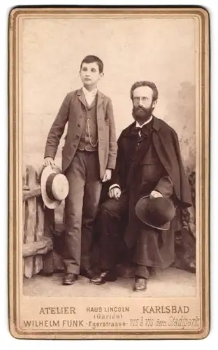 Fotografie Wilhelm Funk, Karlsbad, Egerstrasse, Bürgerlicher Herr mit älterem Sohn