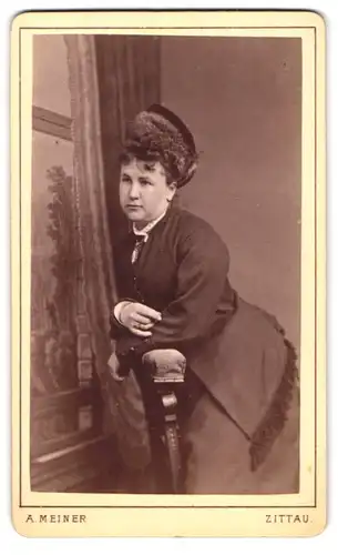 Fotografie Adolph Meiner, Zittau, Bürgerliche Dame in modischer Kleidung