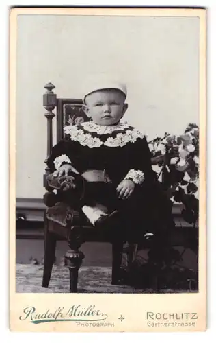 Fotografie Rudolf Müller, Rochlitz, Gärtnerstrasse, Kleiner Junge in zeitgenössischer Kleidung
