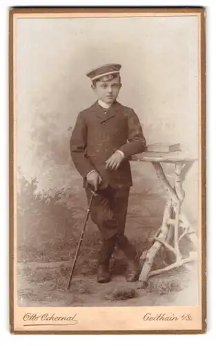 Fotografie Otto Ochernal, Geithain i. S., Bahnhofstr., Halbwüchsiger Knabe im Anzug mit Schirmmütze