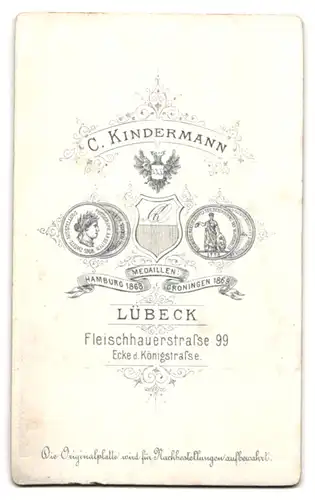 Fotografie C. Kindermann, Lübeck, Fleischhauerstrasse 99 Ecke d. Königstrasse, Älterer Herr im Anzug mit Vollbart