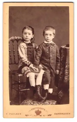 Fotografie C. Paulsen, Hadersleben, Grosse Strasse 430, Kinderpaar in zeitgenössischer Kleidung