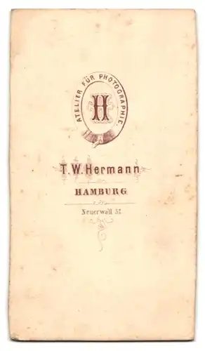 Fotografie T. W. Hermann, Hamburg, Neuerwall 52, Junge Dame im modischen Kleid