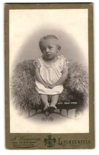Fotografie F. Wenning, Lichtenfels, Süsses Kleinkind im Hemd sitzt auf Fell