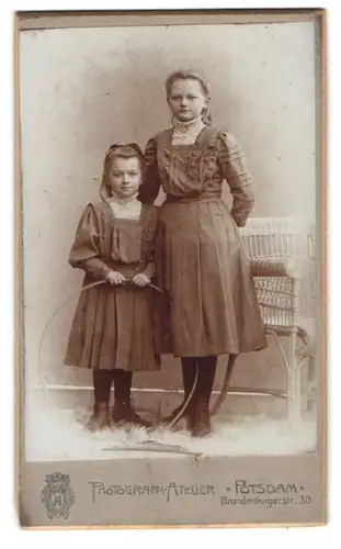Fotografie Photograph. Atelier, Potsdam, Brandenburgerstr. 30, Junge Dame im Kleid u. Mädchen mit Reifen