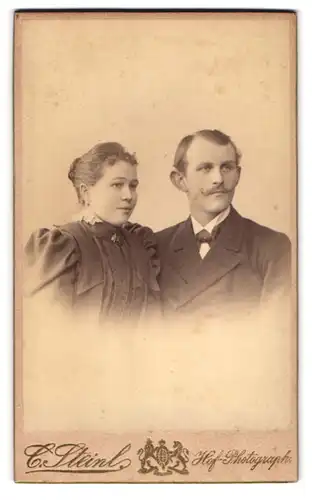 Fotografie C. Steinl, Potsdam, Brandenburger-Str. 63, Junges Paar in hübscher Kleidung