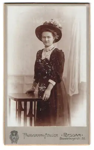 Fotografie Photograph. Atelier, Potsdam, Brandenburgerstr. 30, Portrait Junge Dame im Kleid