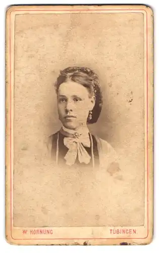 Fotografie W. Hornung, Tübingen, Junge Dame mit zeitgenössischer Frisur