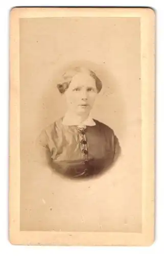 Fotografie Ernst Schmidt, Meiningen, Junge Dame mit Kragenbrosche