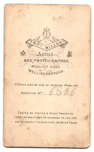 Fotografie Thos. Miller, Wellingborough, Midland Road, Junger Herr in modischer Kleidung