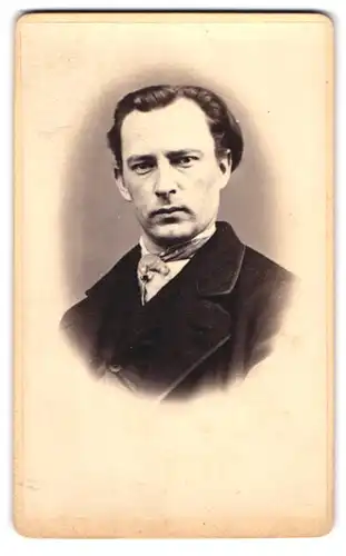 Fotografie unbekannter Fotograf und Ort, Charmanter Herr in modischer Kleidung