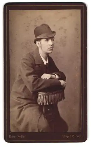Fotografie Henry Keller, Schimpfe-Zürich, Junger Mann auf Stuhl lehnend